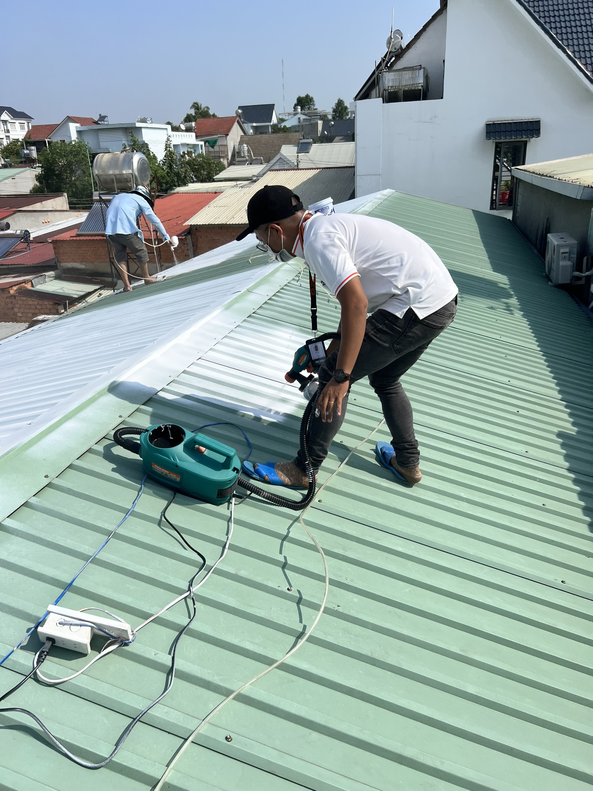 thi công sơn chống nóng mái tôn