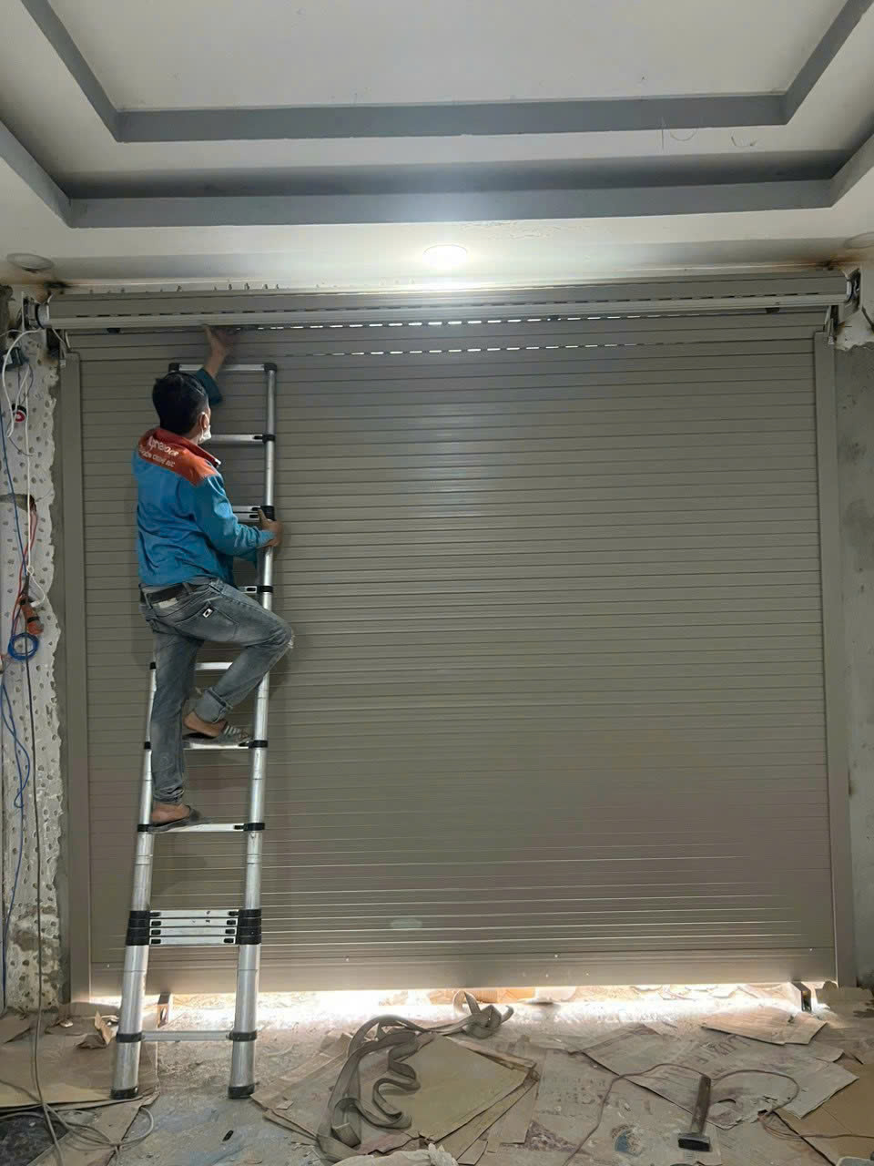 Nên chọn cửa cuốn kéo tay hay tự động tại quận Tân Phú?
